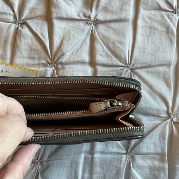 Prada Wallet - Picture 4 of 16